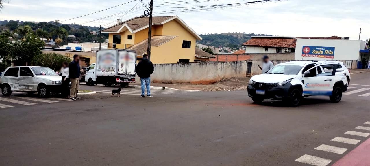 BARBOSA FERRAZ: Colisão entre veículos é registrada no centro da cidade; câmera flagra momento do impacto