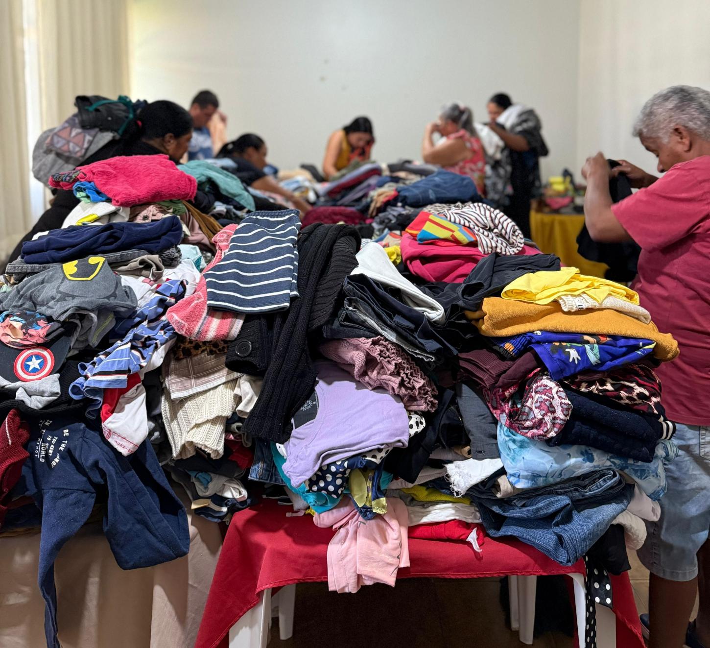 Campanha do Agasalho em Barbosa Ferraz tem início com entrega de roupas e calçados para famílias carentes