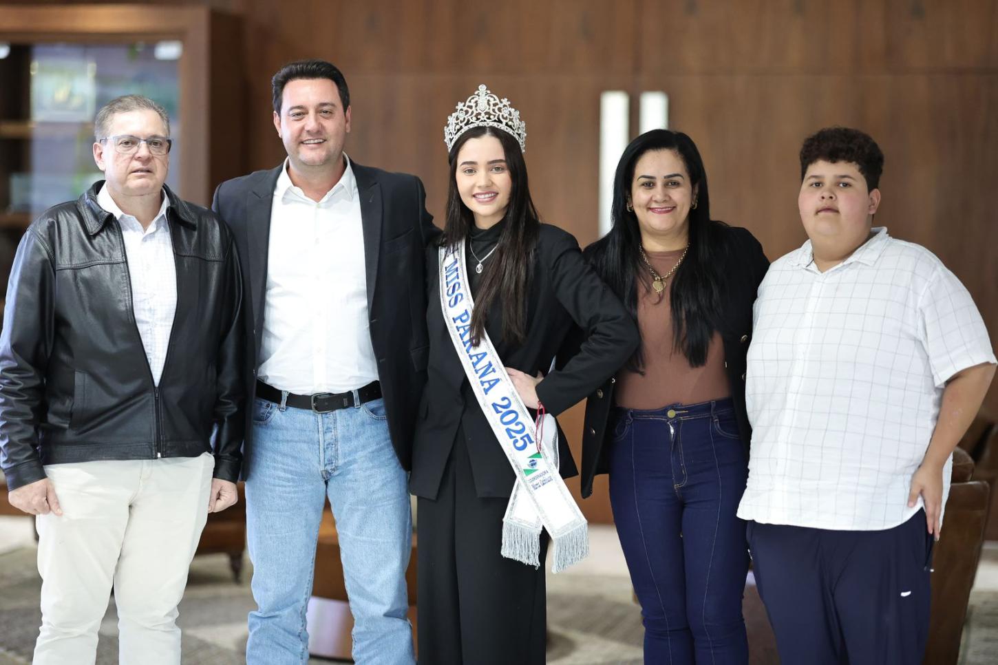 CORUMBATAÍ DO SUL: Miss Paraná FNBI 2025, Letícia Donato, é recebida pelo governador Ratinho Júnior no Palácio Iguaçu