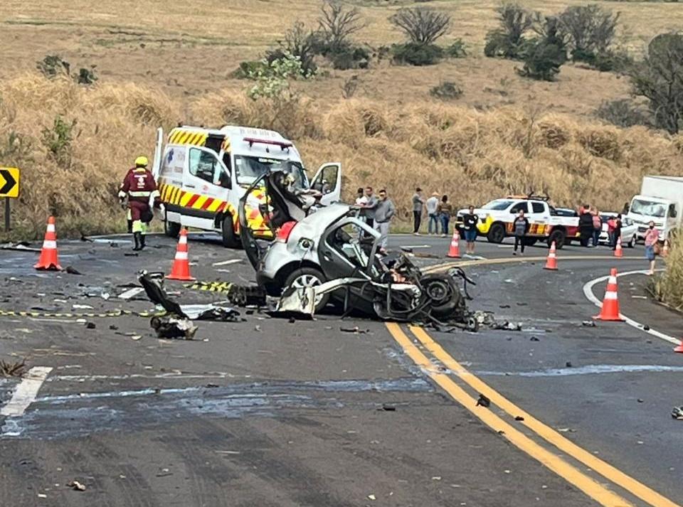 Grave acidente entre Tamarana e Londrina deixa duas pessoas mortas na PR-445