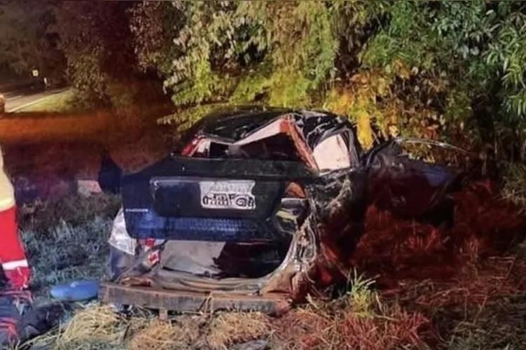 Grave acidente na região mata três crianças; veículo com placa de Campo Mourão rodou na pista molhada e bateu em caminhão