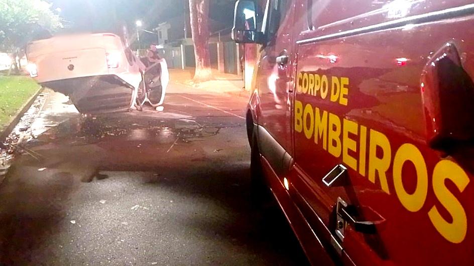 Motorista embriagado capota veículo e é preso no centro de Campo Mourão