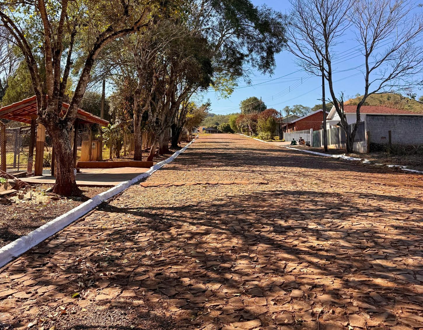 Prefeitura de Barbosa Ferraz realiza serviços de limpeza e manutenção no distrito de Paraíso do Sul
