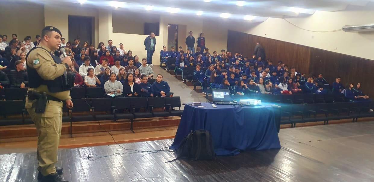 Barbosa Ferraz recebe ação educativa da Patrulha Maria da Penha com foco na prevenção à violência doméstica entre adolescentes