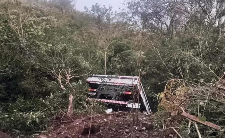 Caminhoneiro morre entre Luiziana e Iretama após sair da pista, cair em ribanceira e ser esmagado por carga de batatas
