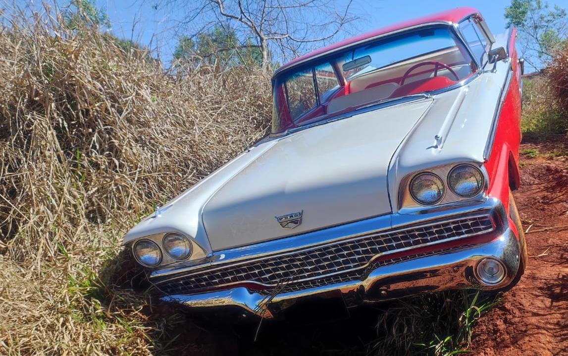 CAMPO MOURÃO: Ford 1959 é achado em matagal no Jardim Imperial após ser furtado de escritório no centro da cidade