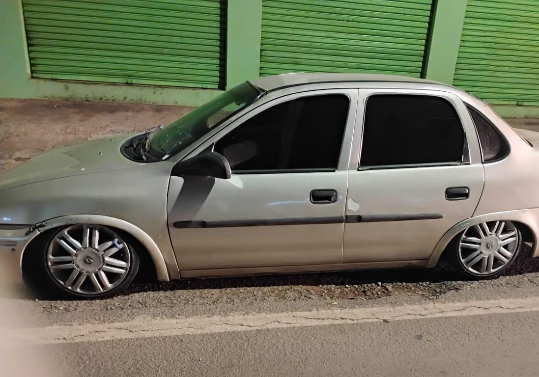 CAMPO MOURÃO: PM apreende maconha e recolhe carro irregular no centro