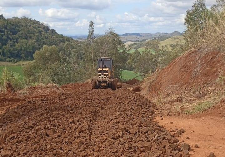 Corumbataí do Sul conclui readequação da estrada rural da comunidade dos 40