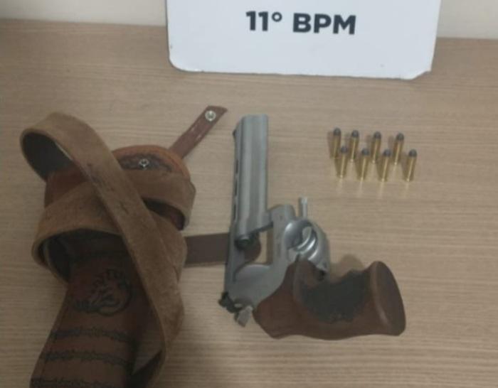 Dupla é detida com revólver calibre .357 em Peabiru