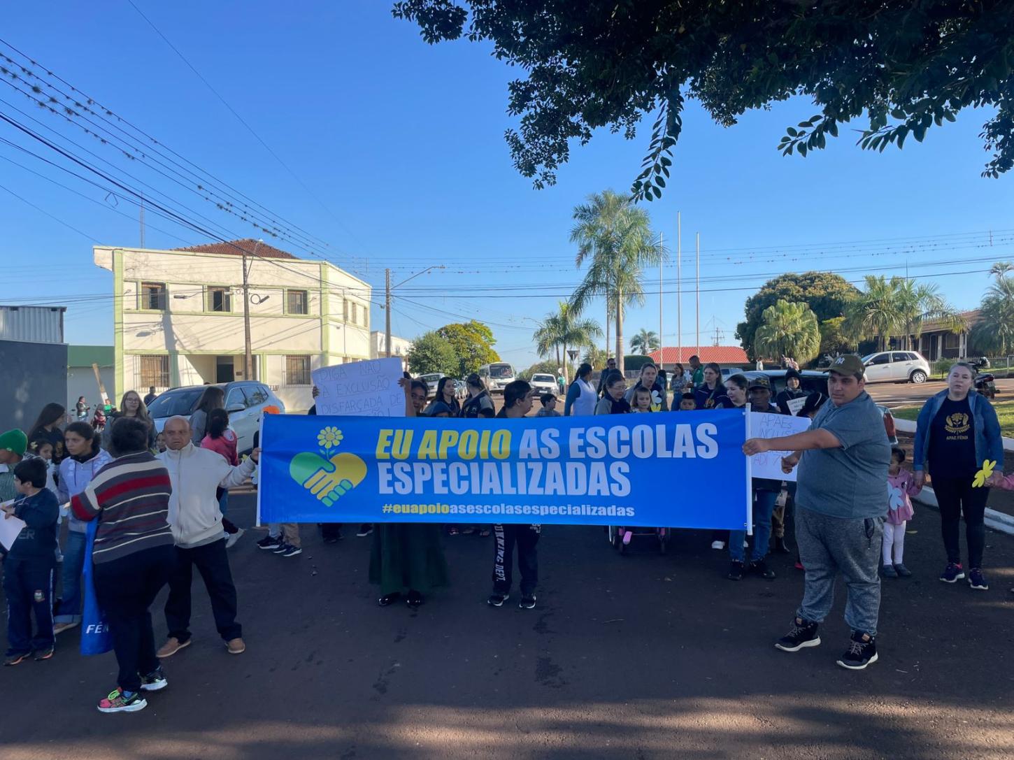 Fênix realizou passeata em defesa da APAE e contra a ADI 7796, em tramitação no STF