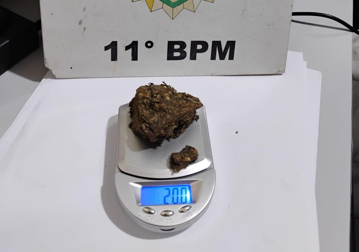 PM de Mamborê apreende maconha e conduz dois homens que estavam no centro da cidade
