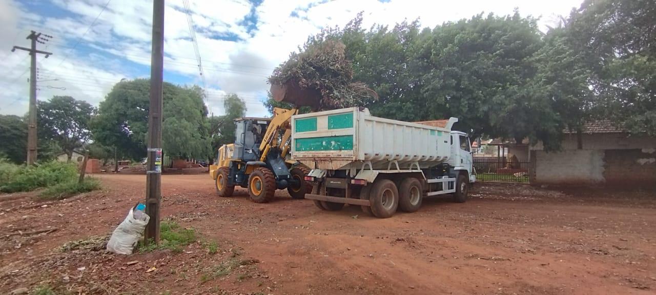 Prefeitura de Engenheiro Beltrão realiza coleta de lixo de fundo de quintais