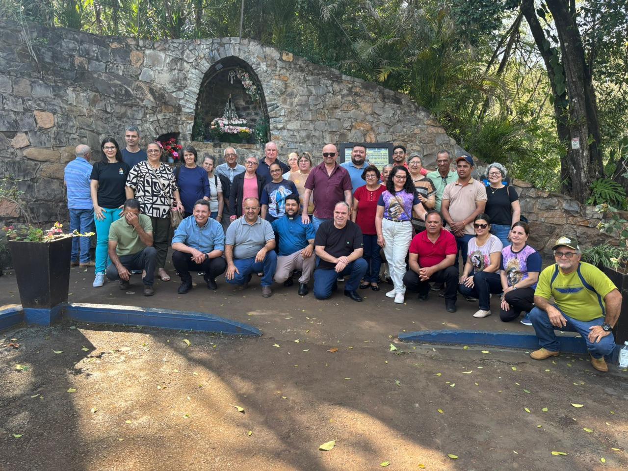Romeiros de Barbosa Ferraz visitam Gruta de Nossa Senhora Aparecida e conhecem Projeto Caminho de Maria em Nova Cantu