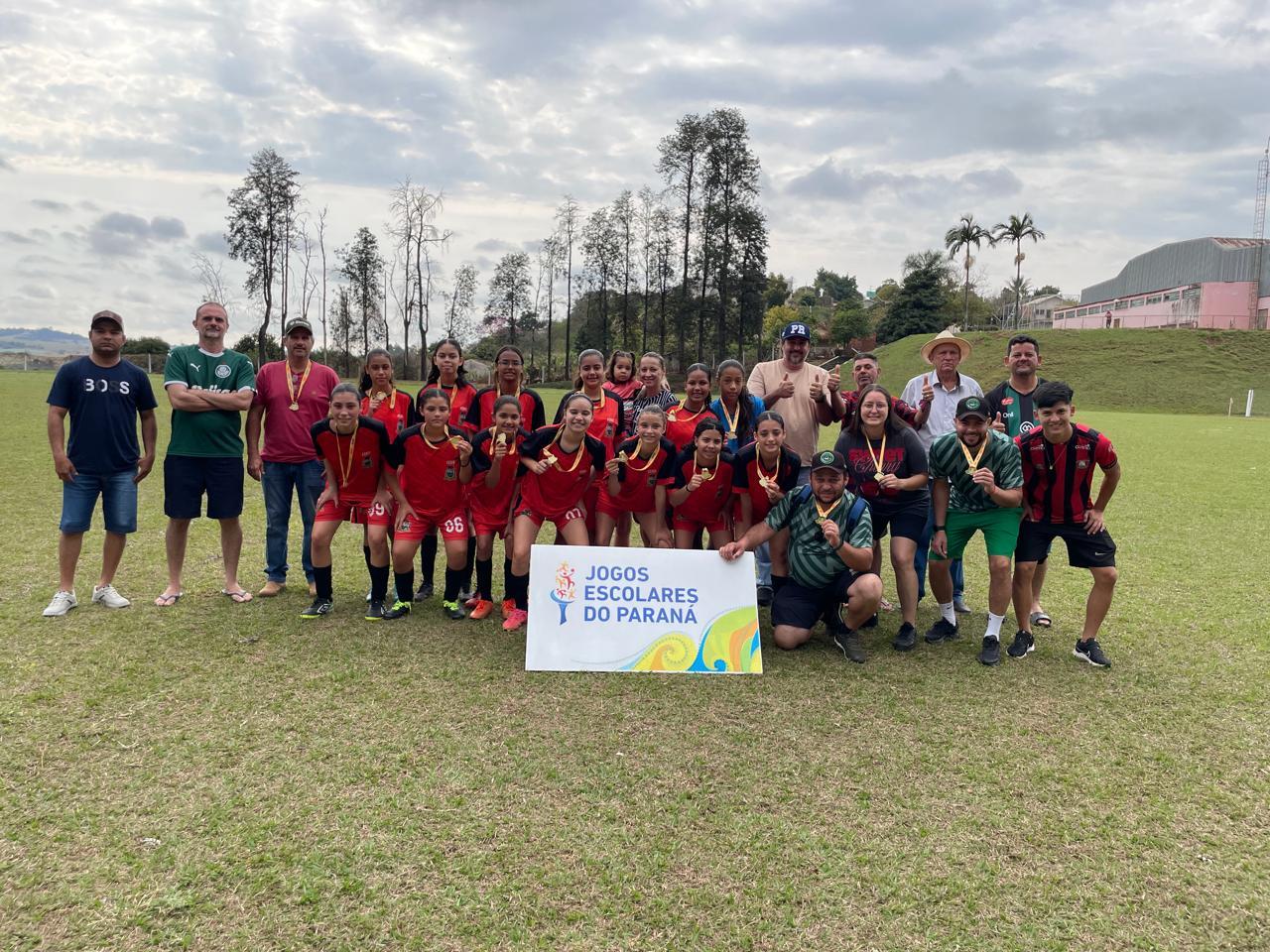 Sub-14 de futebol feminino de Fênix é bicampeão regional do Bom de Bola