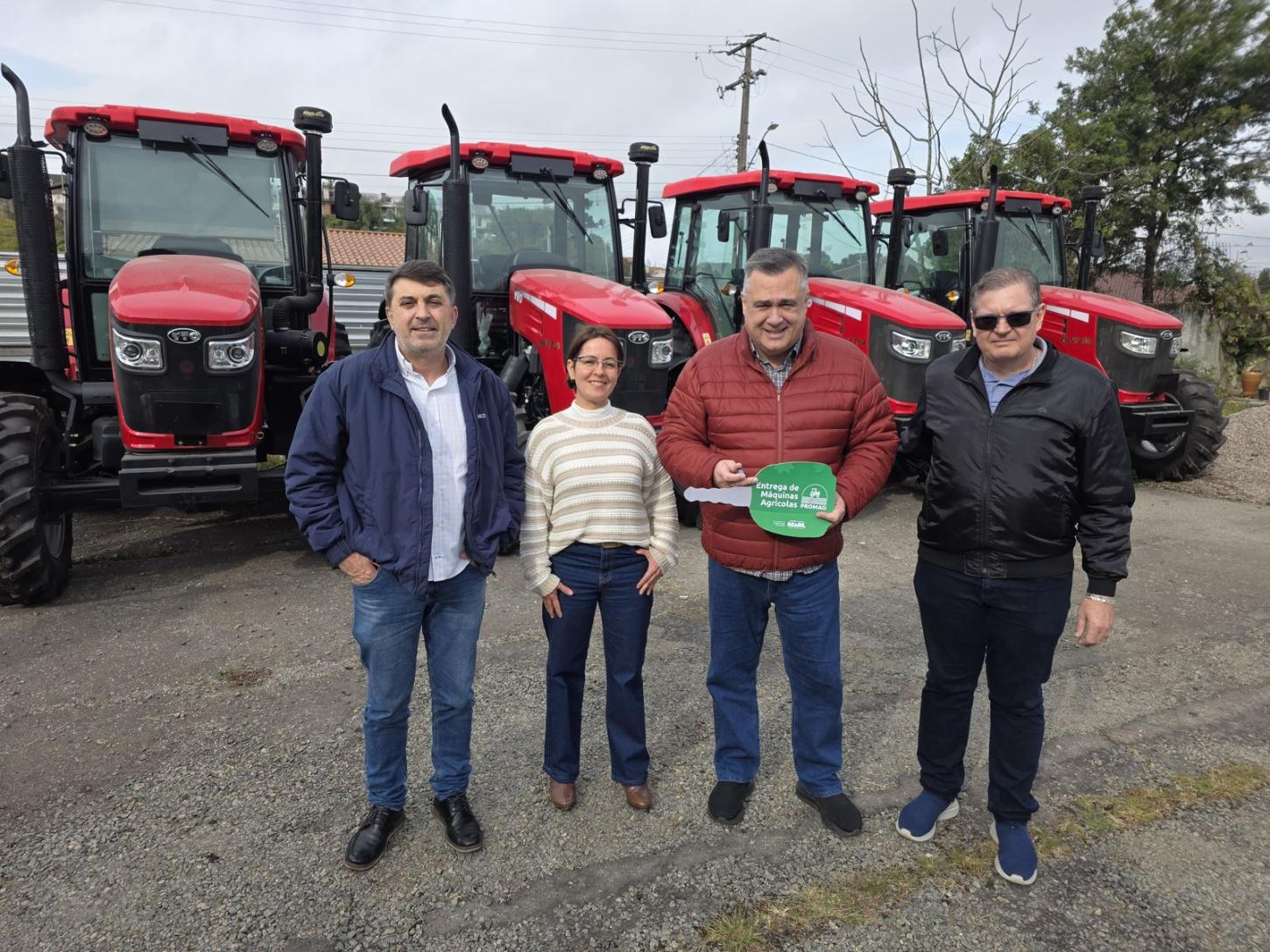 Viagem de Xandão rende trator novo e avanços para a pavimentação rural em Corumbataí do Sul