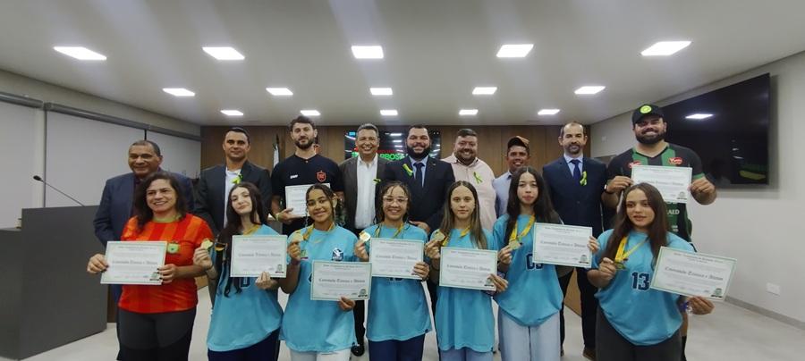 BARBOSA FERRAZ: Câmara realiza sessão com homenagens a atletas do handebol, aprovação de projetos e apresentação de indicações e moções