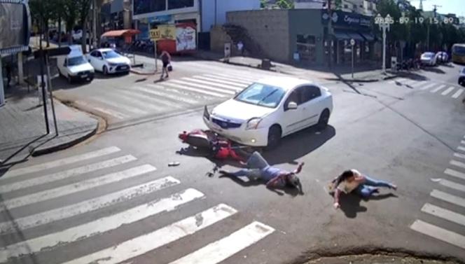 BARBOSA FERRAZ: Casal fica ferido em acidente entre moto e carro no centro da cidade