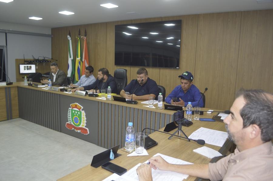 Câmara de Barbosa Ferraz aprova projetos e requerimento em sessão ordinária