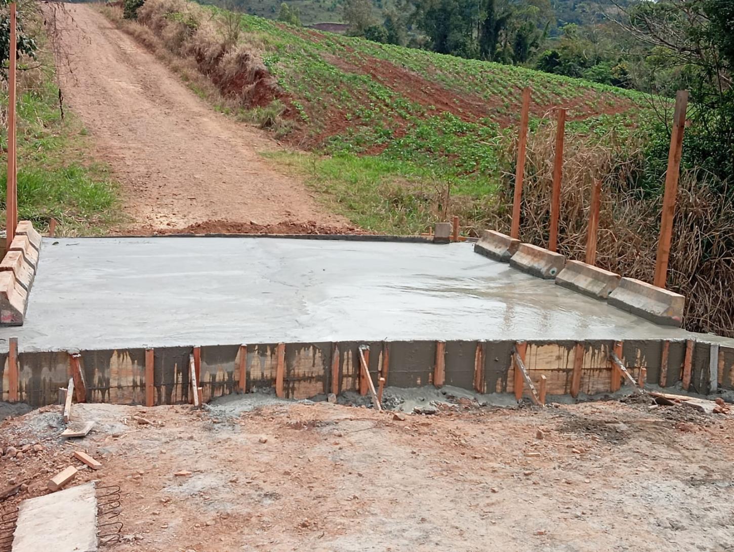 CORUMBATAÍ DO SUL: Prefeitura troca ponte de madeira por uma de concreto na comunidade rural Beija Flor
