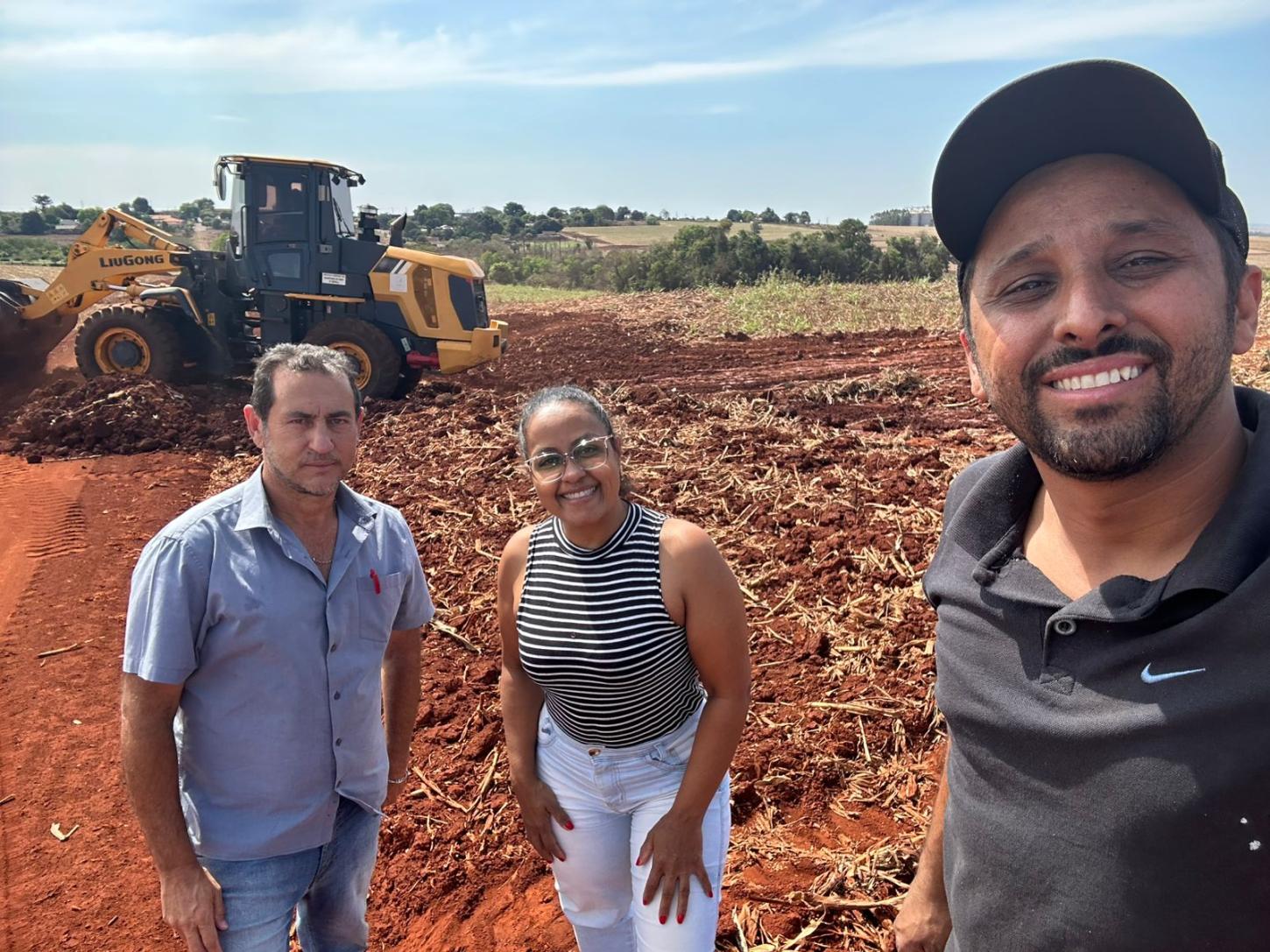 Engenheiro Beltrão realiza melhorias na estrada rural Espírito Santo; pedido feito pelos vereadores Laudeleia e Fernando Perereca