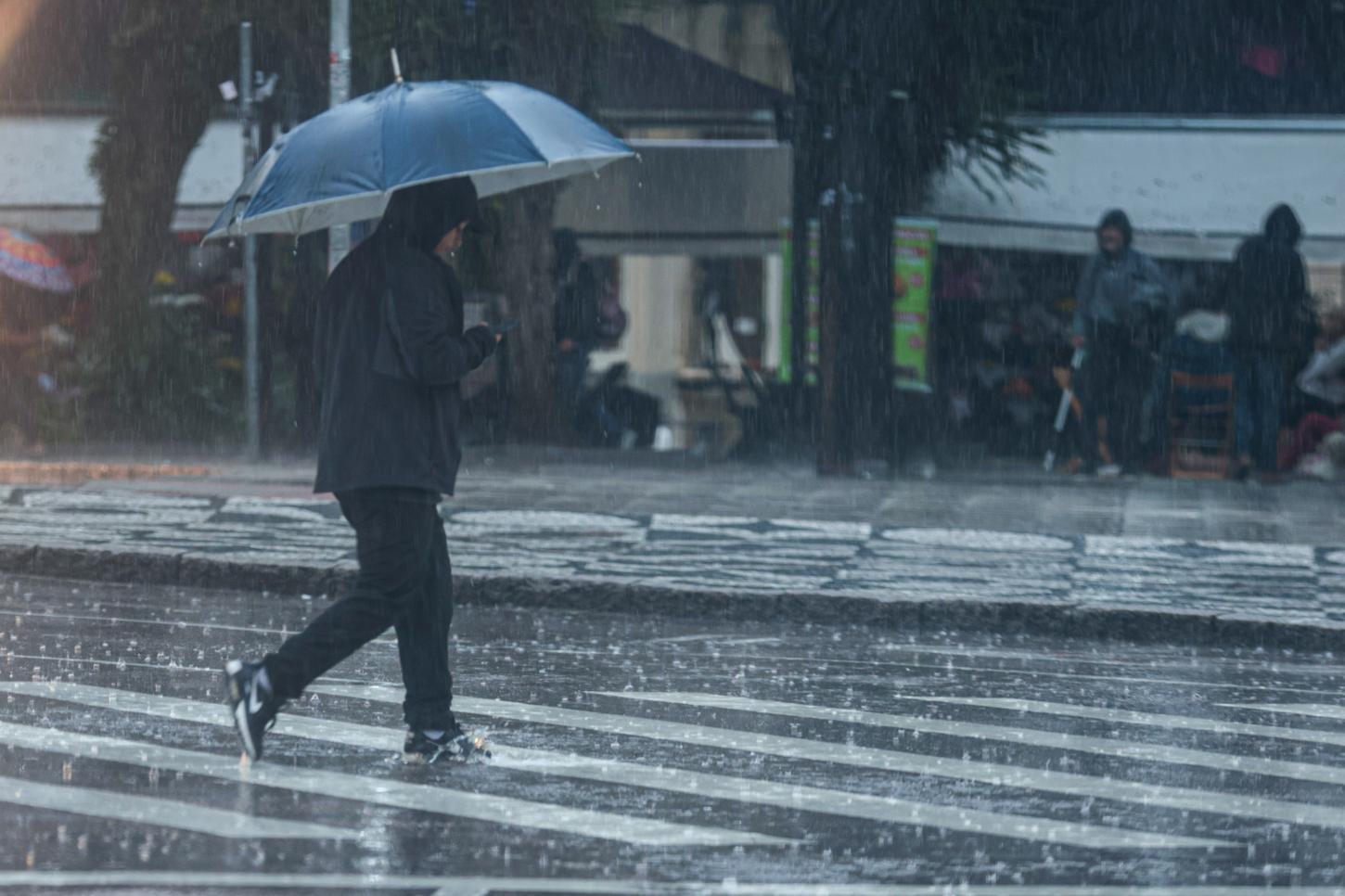 Frente fria deve derrubar temperaturas no Paraná a partir de domingo (21)
