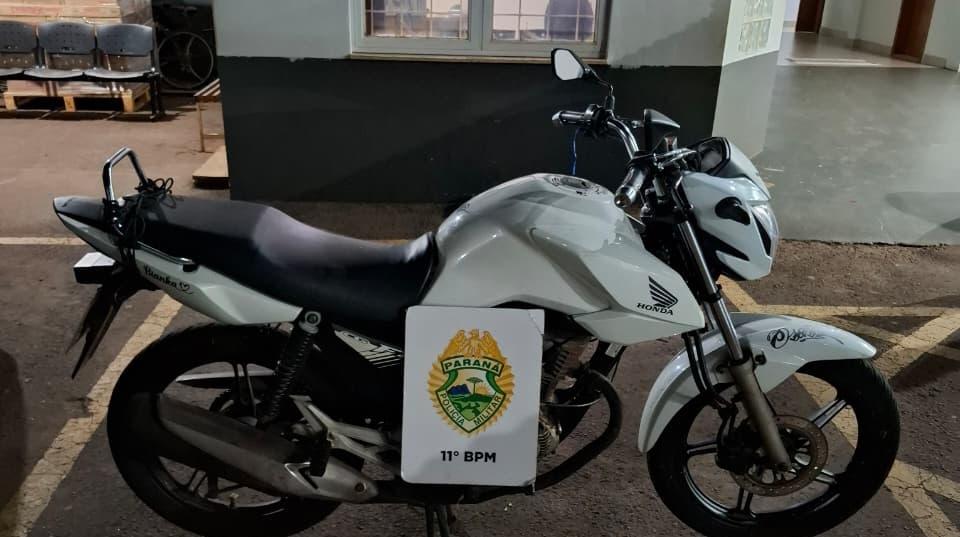 Moto furtada foi recuperada pela PM em área de mata em Campo Mourão