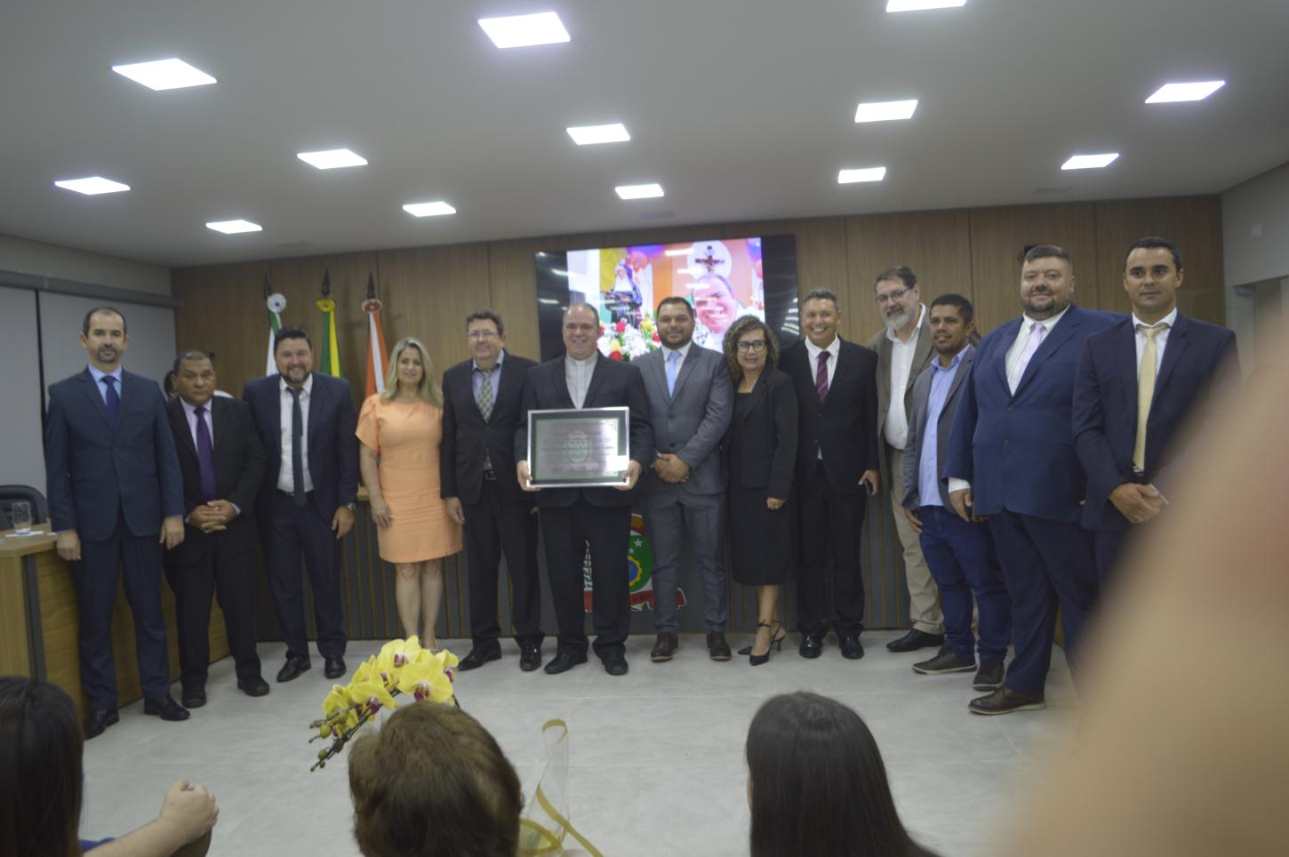 Padre Carlos recebe o título de Cidadão Honorário de Barbosa Ferraz em cerimônia na Câmara Municipal