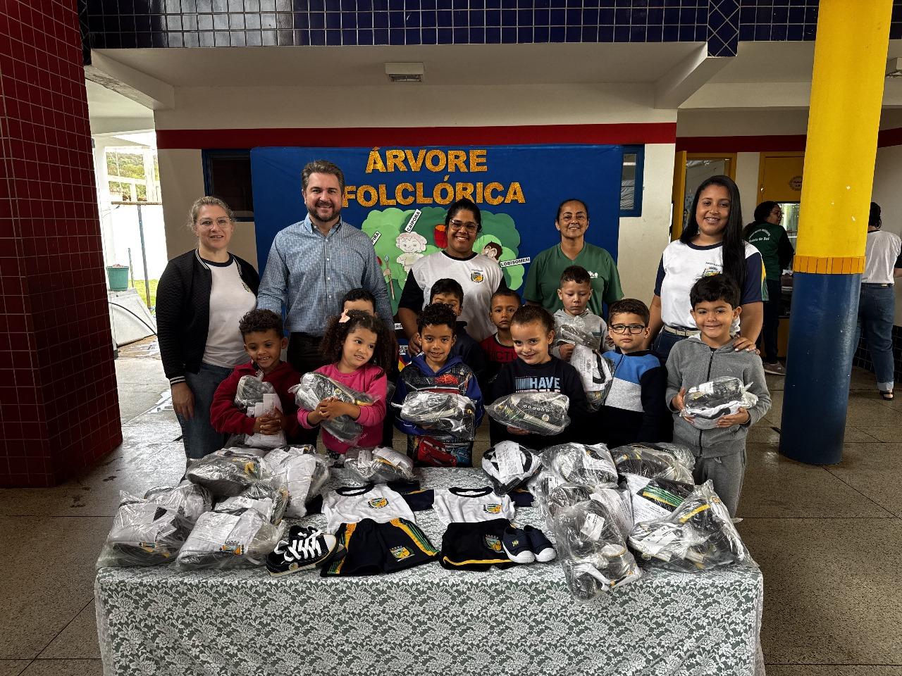 Prefeitura de Quinta do Sol entrega uniformes para alunos da educação básica
