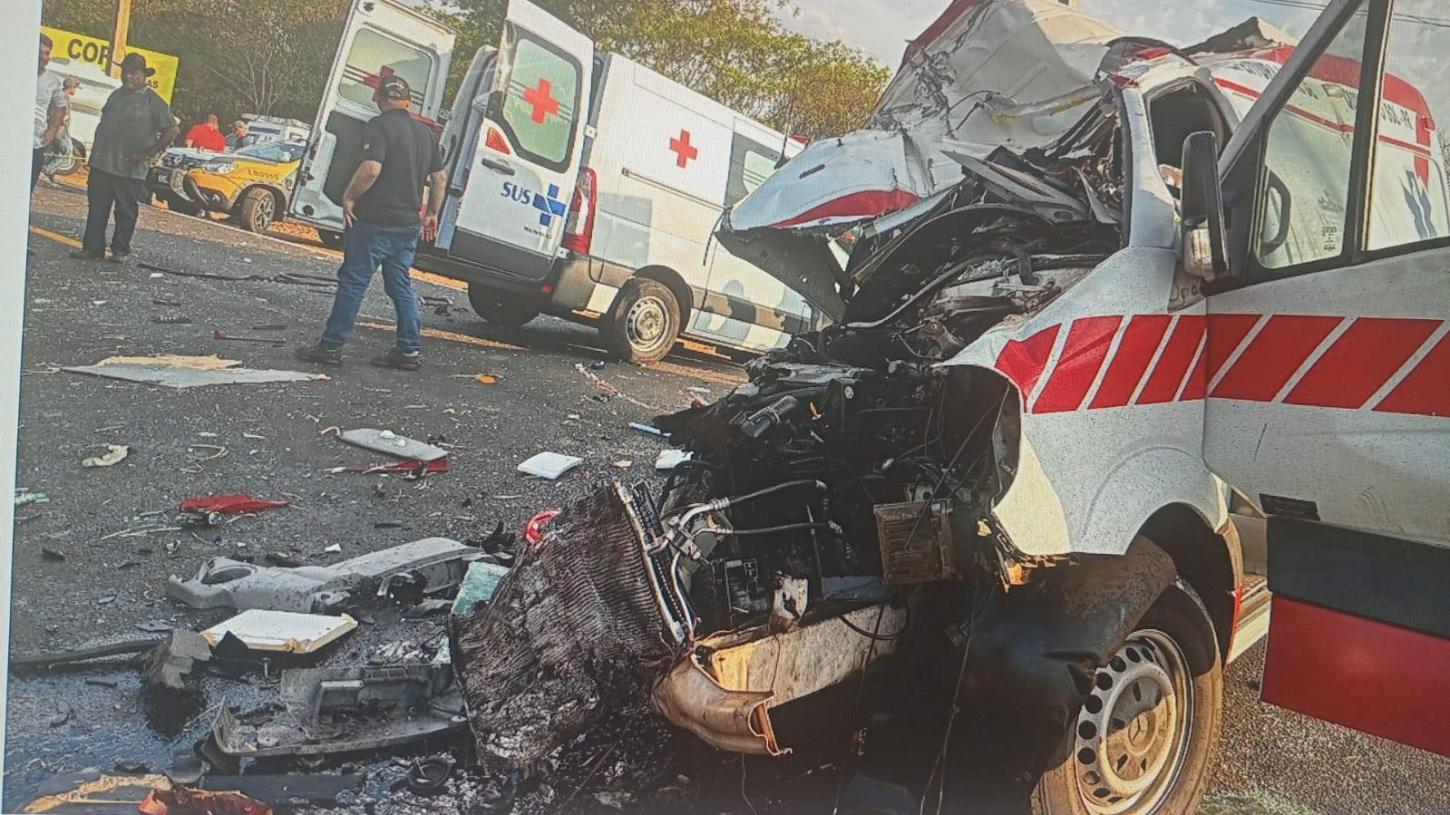 QUINTA DO SOL: Grave acidente entre ambulância e caminhão deixa vítimas na PR-082, duas delas morreram no local