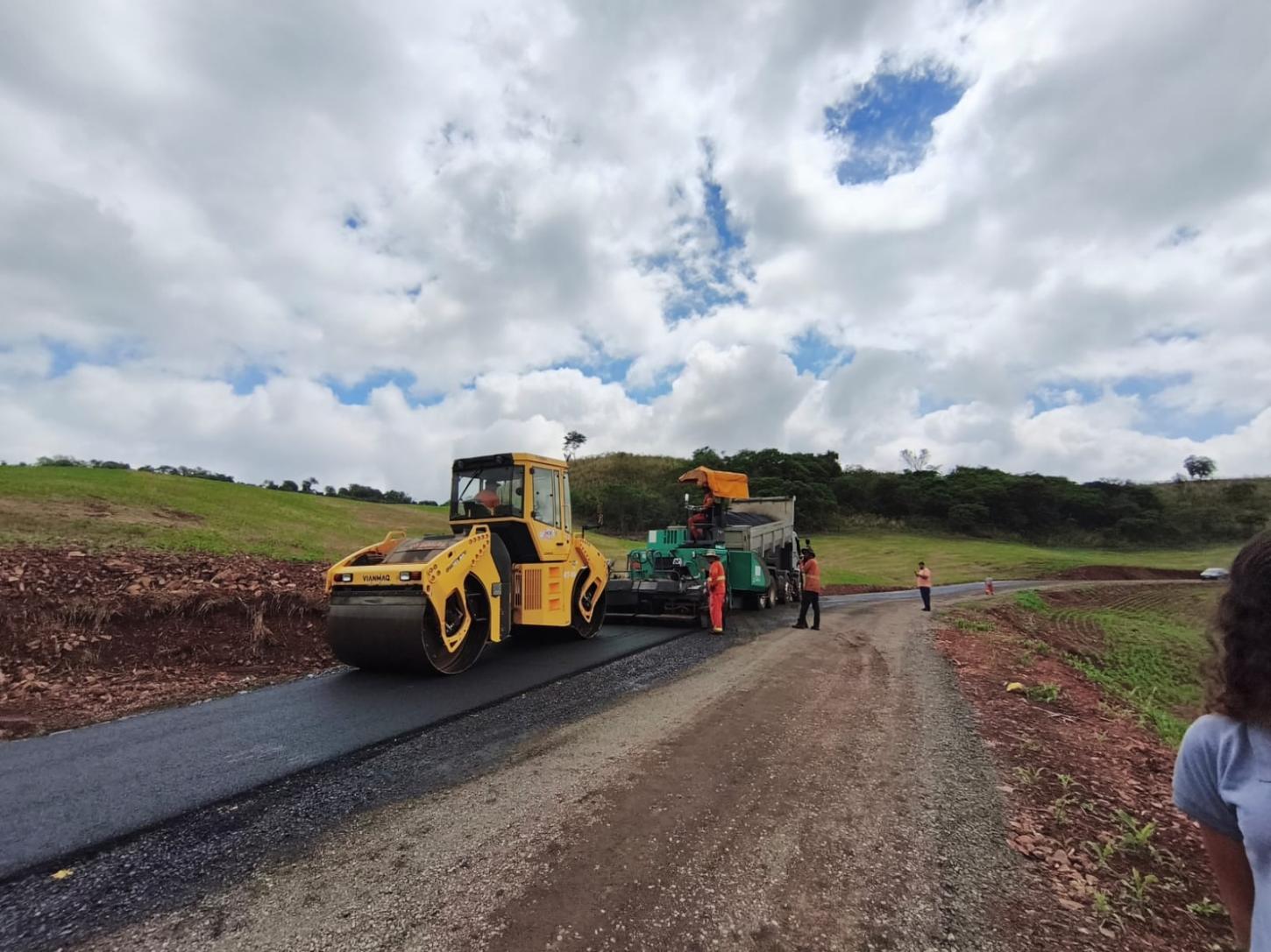 BARBOSA FERRAZ: Asfalto avança na estrada para Ourilândia; etapa soma mais 3 km e total chega a 8 km