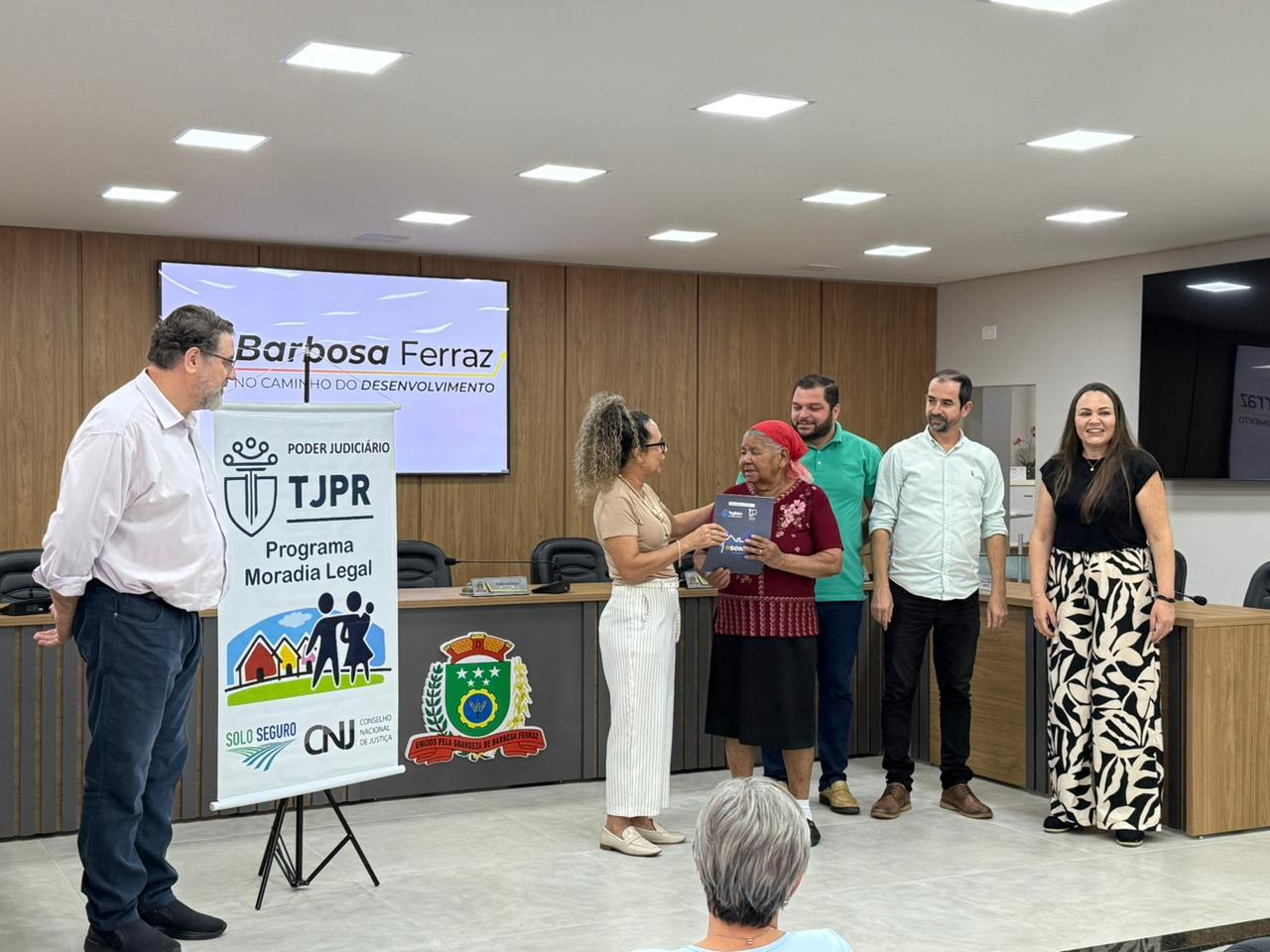 Barbosa Ferraz entrega 13 títulos de propriedade a famílias de Paraíso do Sul e Vila Nova