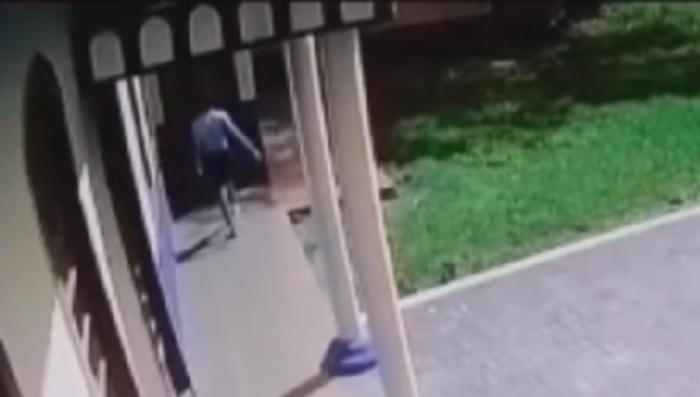 BARBOSA FERRAZ: Imagens de câmera de segurança flagram homem cometendo furto na Igreja do São Joaquim