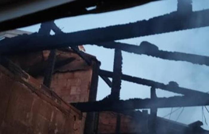 BARBOSA FERRAZ: Incêndio destrói casa no bairro Primavera; gestante de quase 9 meses perde enxoval do bebê junto com tudo que havia na casa