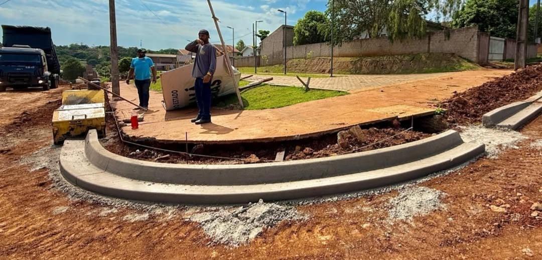 BARBOSA FERRAZ: Obras de asfalto avançam na Vila do Roque com colocação de meio-fio e instalação de galerias