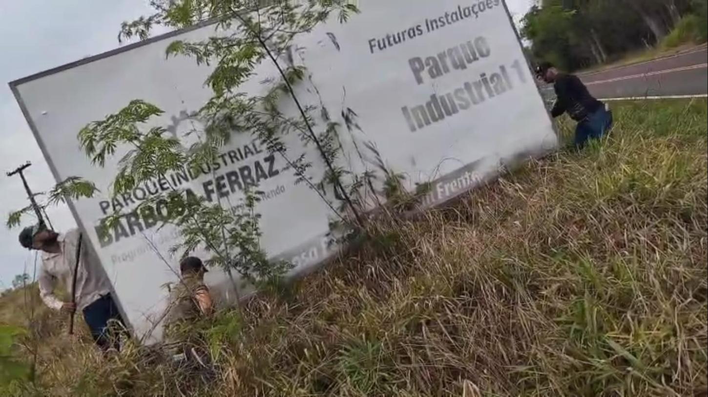BARBOSA FERRAZ: Placa do falso Parque Industrial é retirada após cobrança do vereador Valdir Paes