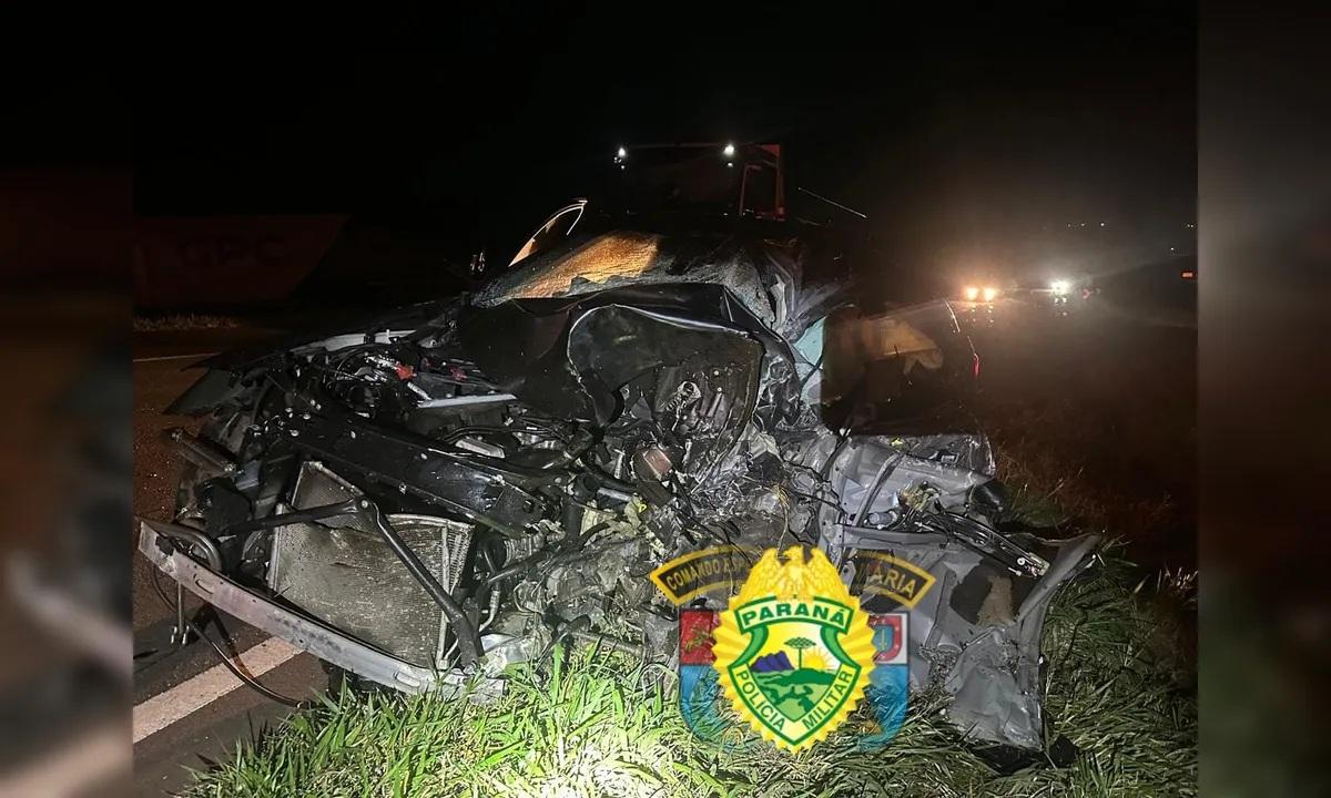 Colisão entre BMW X4 e caminhão mobiliza equipes na PR-986 em Rolândia; veículo de luxo ficou destruído