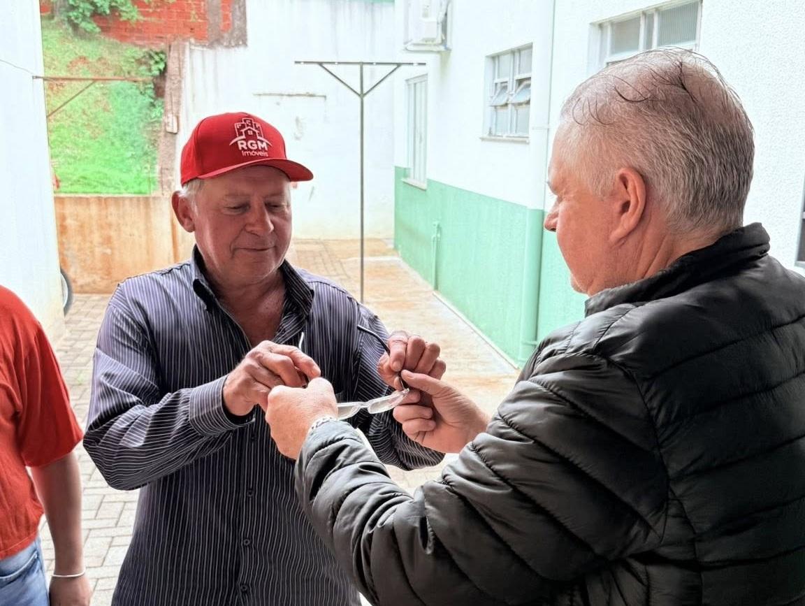 Corumbataí do Sul entrega óculos a moradores pelo programa “De Olho na Visão”