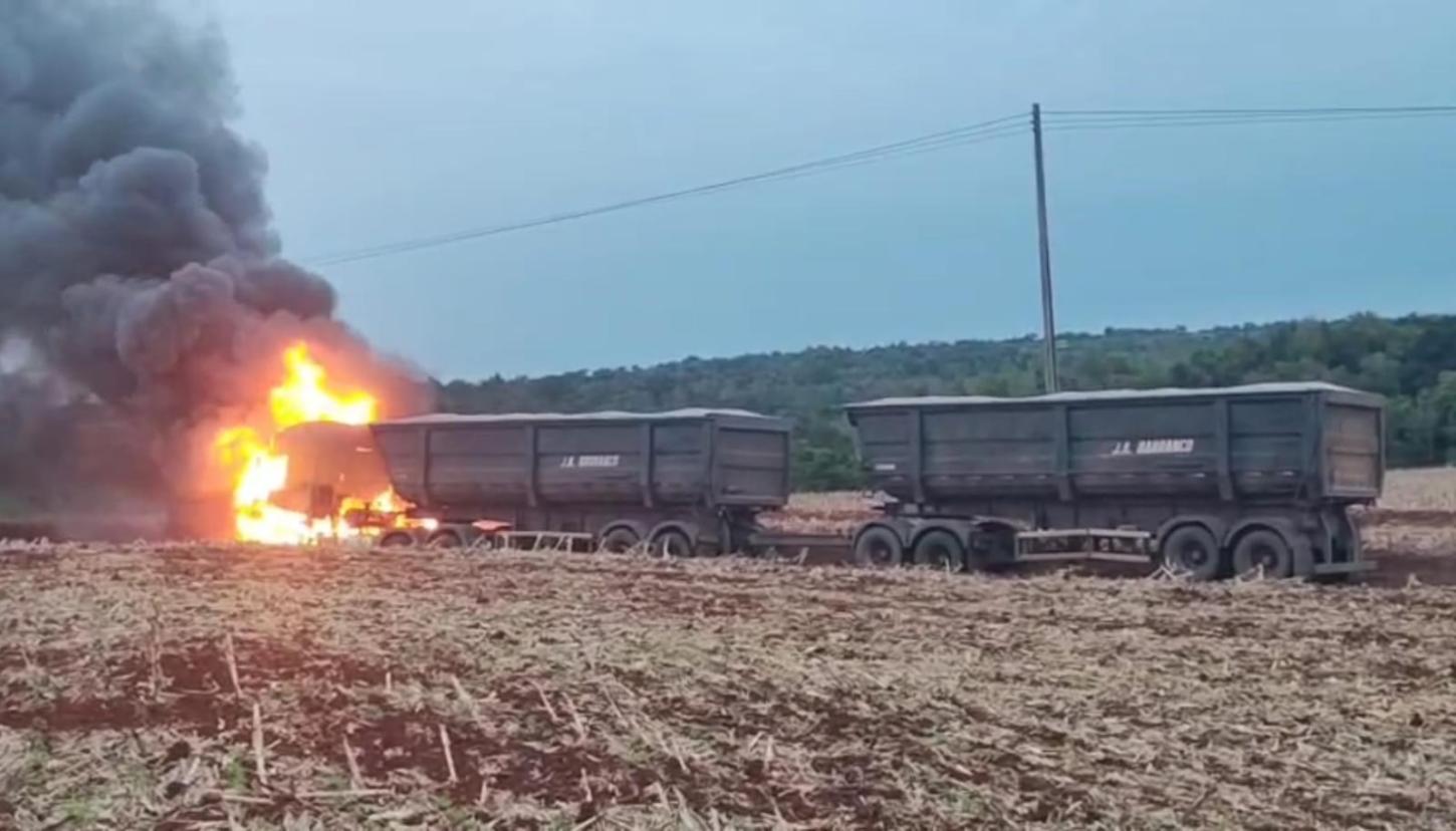 FÊNIX: Caminhão bitrem é destruído por incêndio na PR-082, próximo a ponte sobre o Rio Corumbataí
