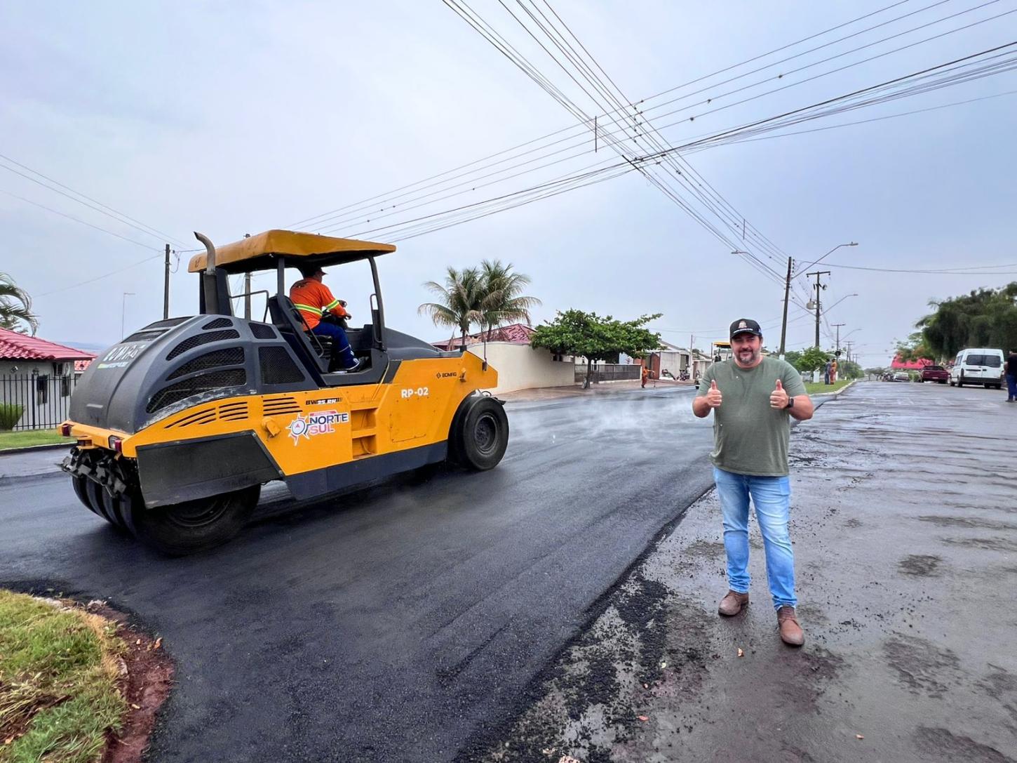 Fênix realiza recape asfáltico em diversas ruas da cidade; prefeito Júnior Molina acompanhou o serviço