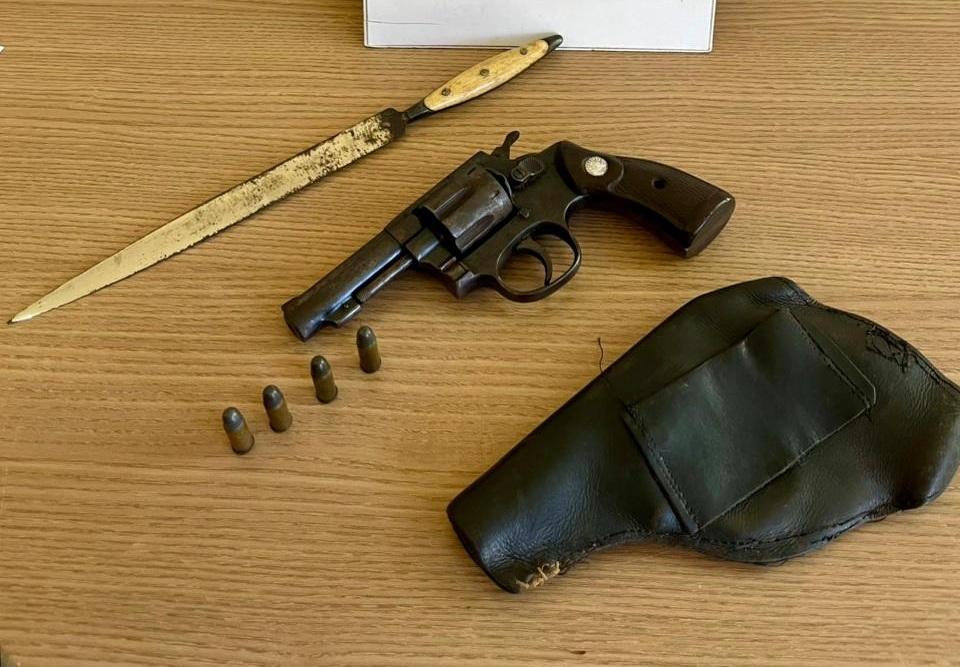 Homem é preso com revólver e faca após resistir à abordagem no centro de Janiópolis