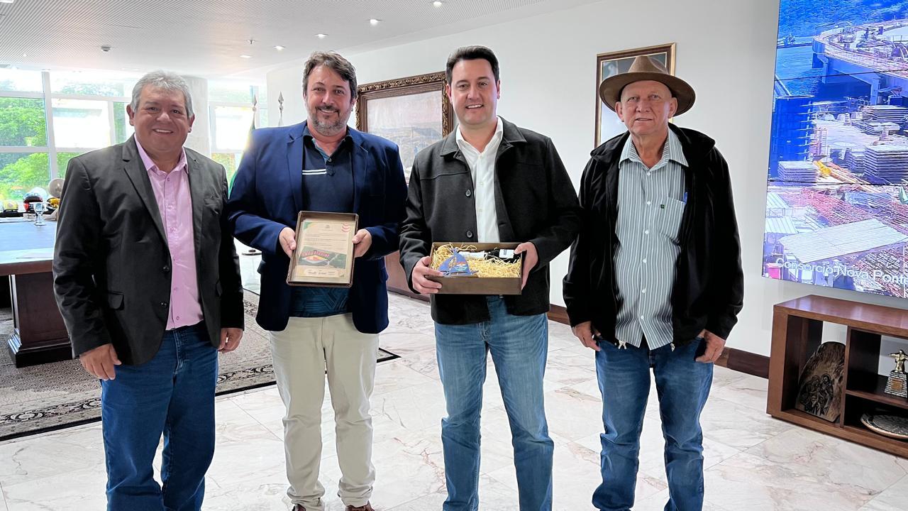 Prefeito de Fênix entrega convite do Rally Fluvial ao governador Ratinho Junior
