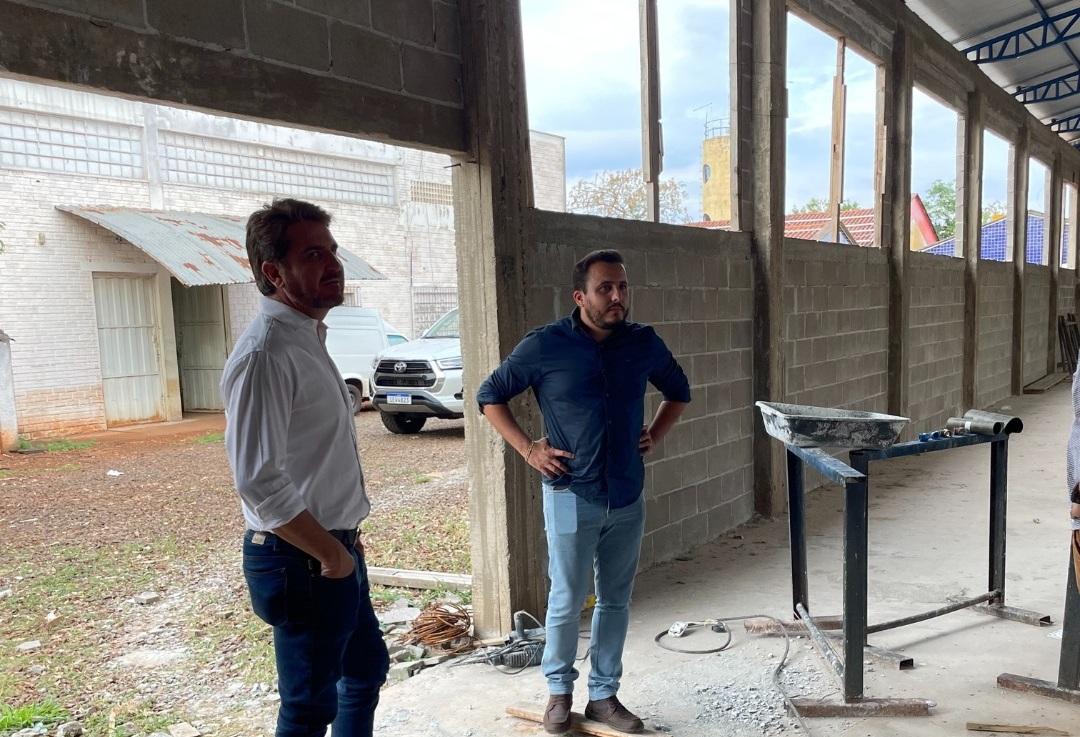 Prefeito e vice de Quinta do Sol vistoriam obras de barracões industriais avaliadas em R$ 1 milhão
