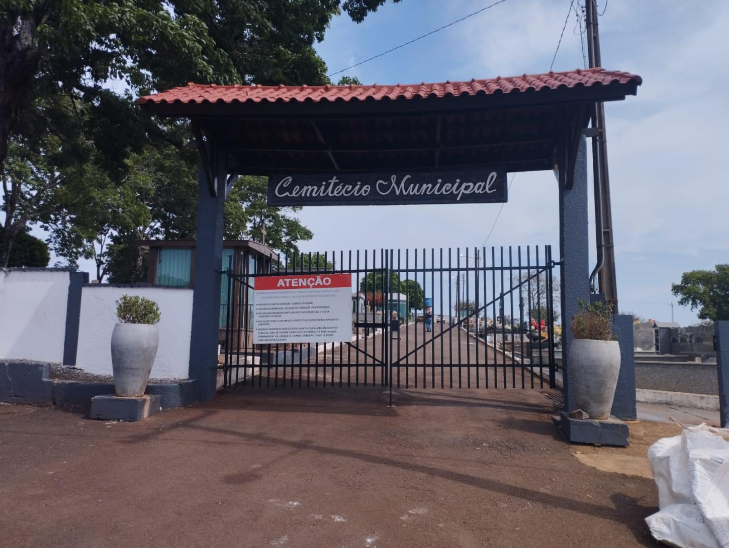 Prefeitura de Engenheiro Beltrão executa serviços de manutenção no cemitério para o dia de finados