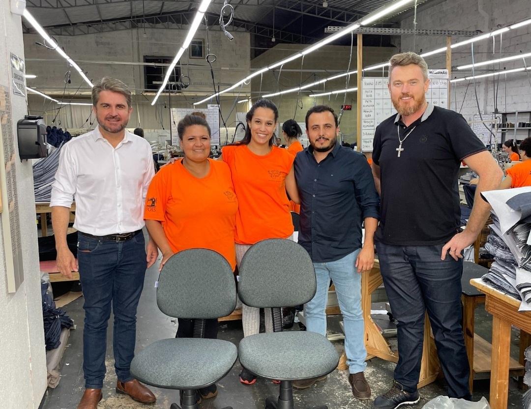Prefeitura de Quinta do Sol entrega cadeiras novas para duas fábricas de costura da cidade