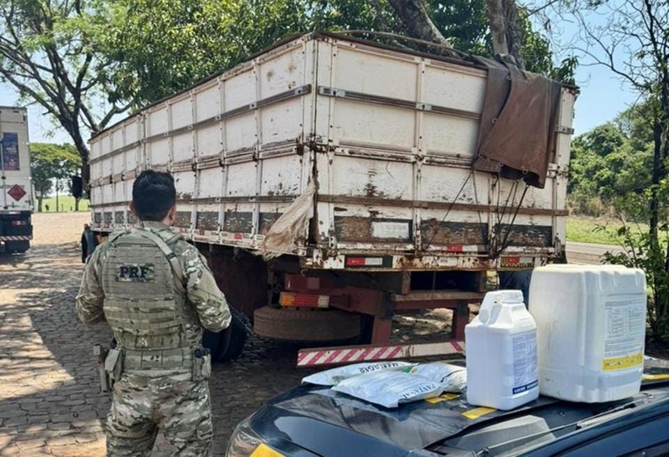 REGIÃO: PRF apreende caminhão com 2 toneladas de agrotóxicos ilegais na BR-272