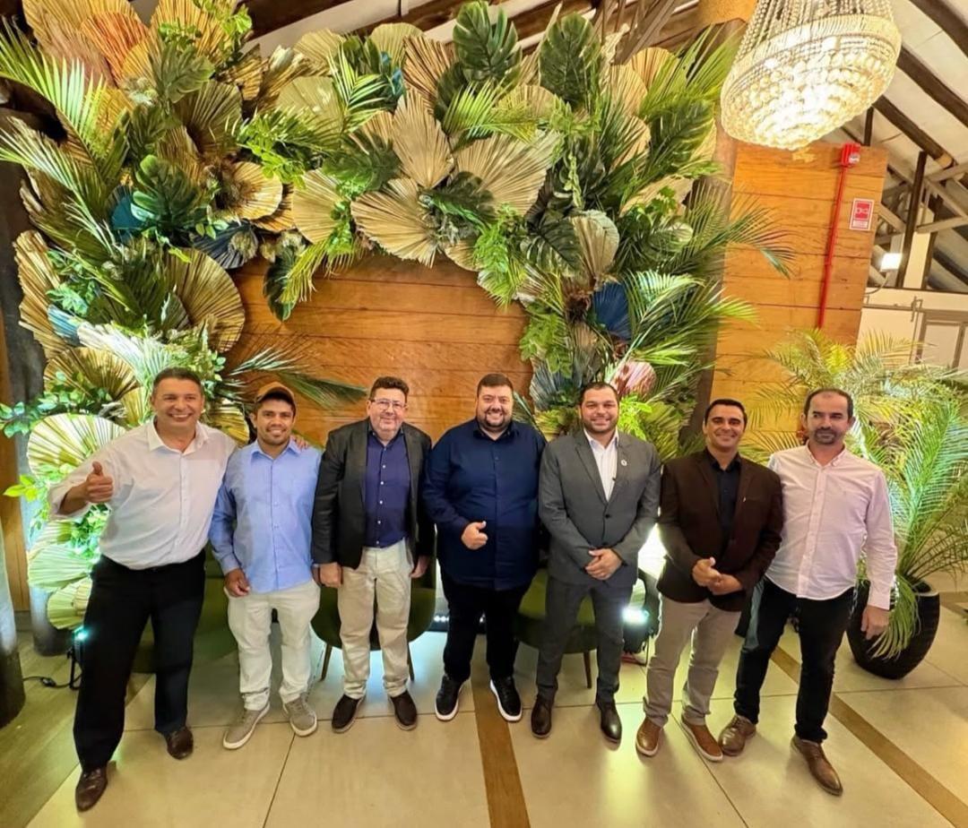 Vereadores de Barbosa Ferraz e prefeito Carlos Caxão participaram de encontro da ACAMDOZE em Campo Mourão; vereador Ninho Moretti faz parte da diretoria