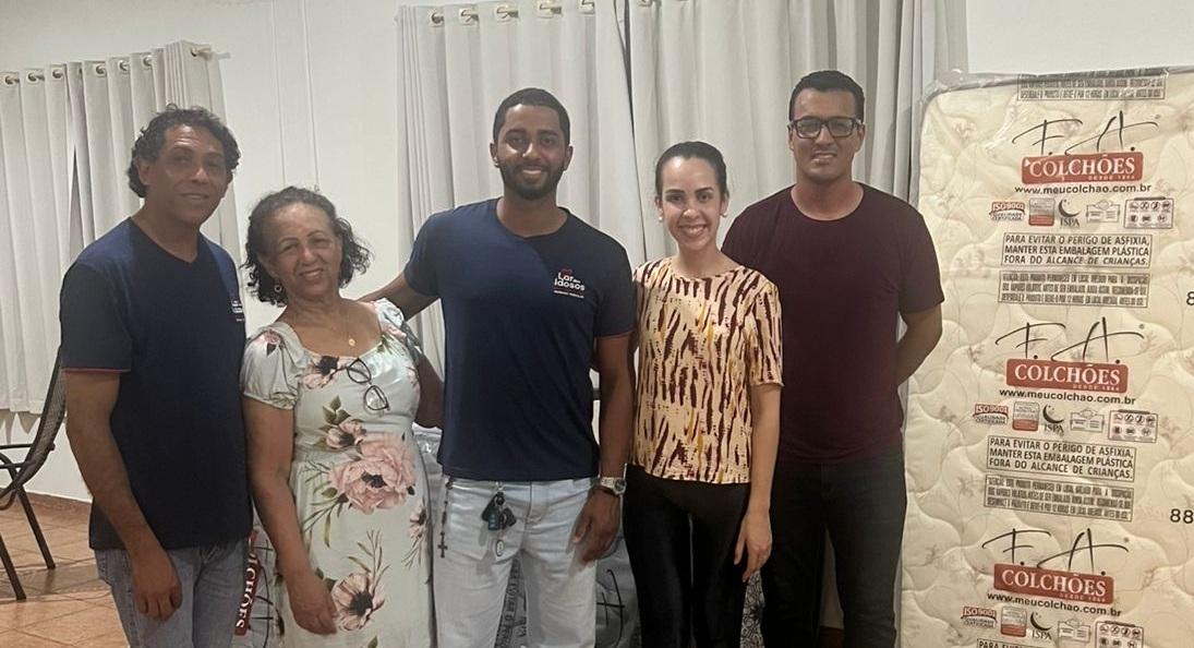 BARBOSA FERRAZ: Débora Carvalho entrega 6 colchões para o Lar dos Idosos e visitou gabinete de crise após temporal de granizo