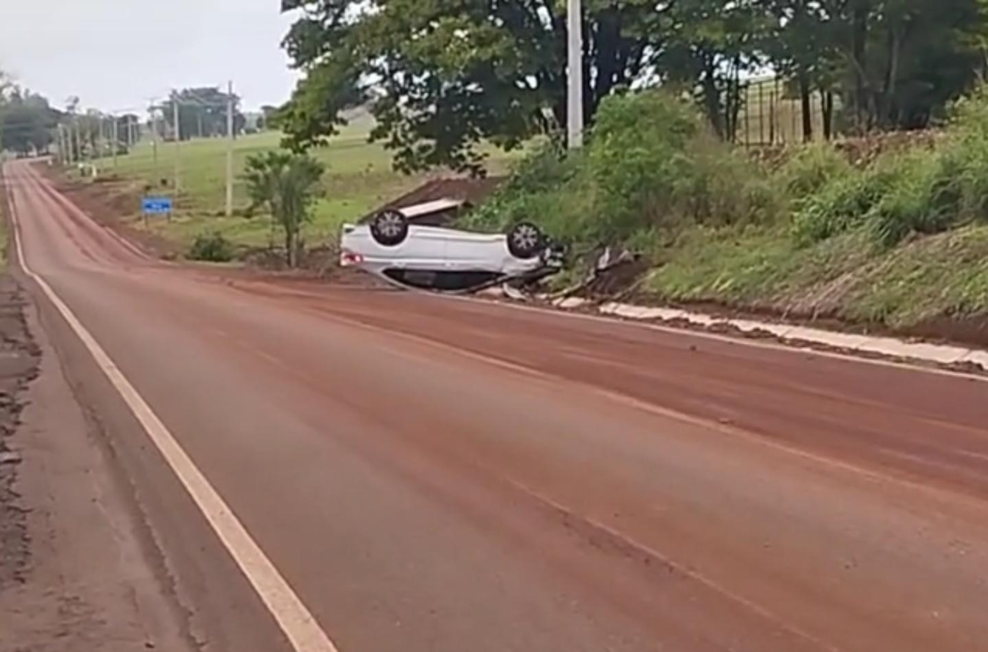 Carro capota na PR-082 entre Fênix e Quinta do Sol; uma mulher dirigia o veículo e passa bem