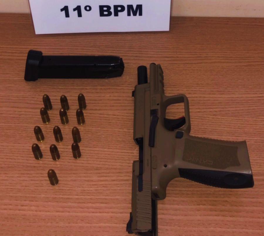 PM apreende pistola 9 mm e prende dois homens em abordagem no centro de Araruna