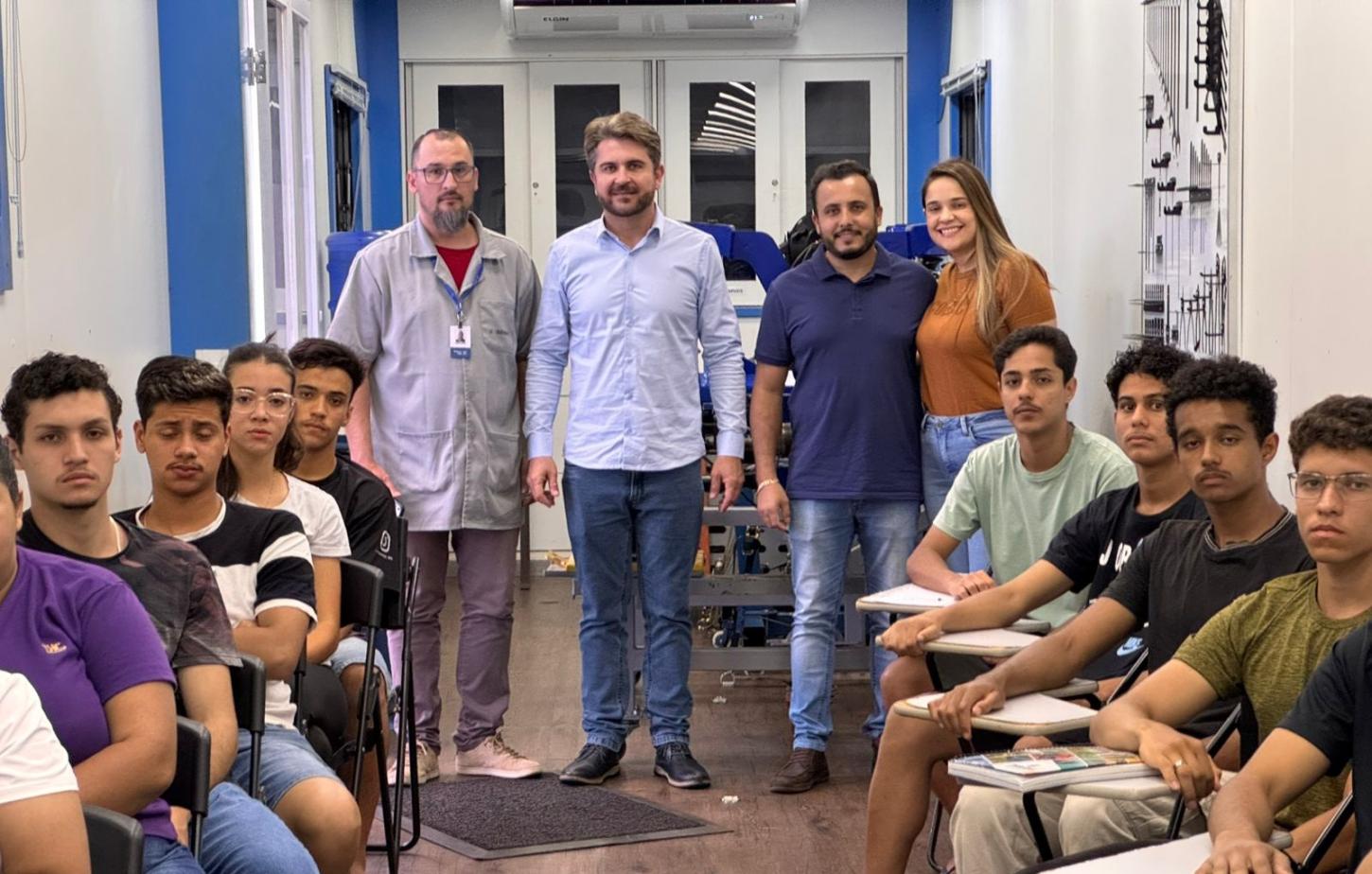Quinta do Sol recebe curso de Mecânica Automotiva pelo programa Qualifica Paraná; prefeito Leonardo e o vice Lucas participaram da aula inaugural